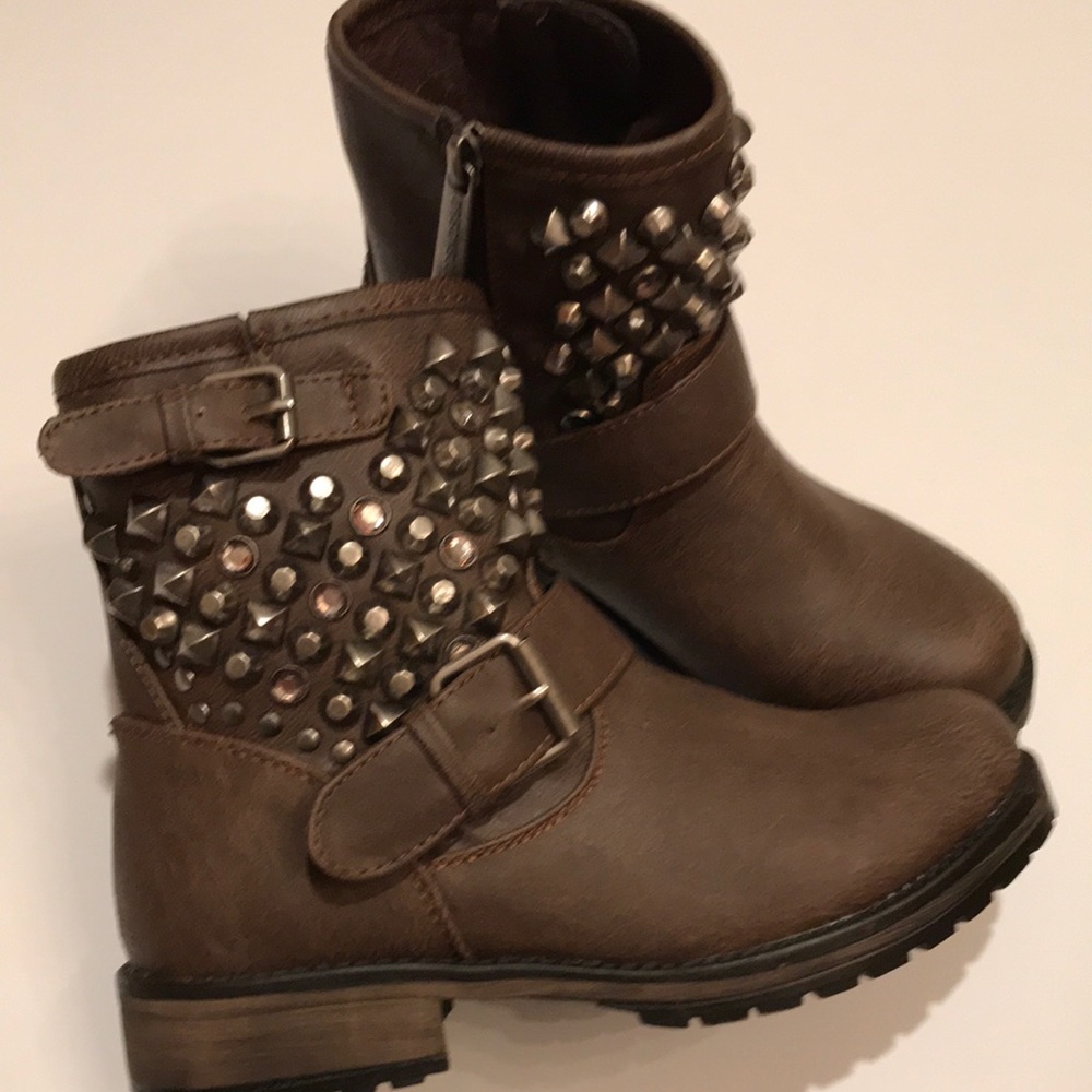 NWT BRECKELLE’S Studded zip up brown boots biker fall 6 booties ankle moto